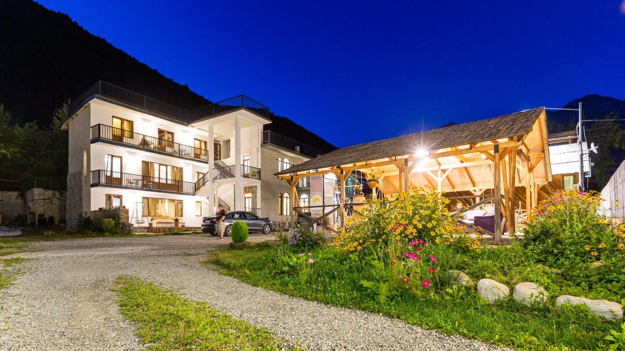 Hotel Level Местия Екстериор снимка